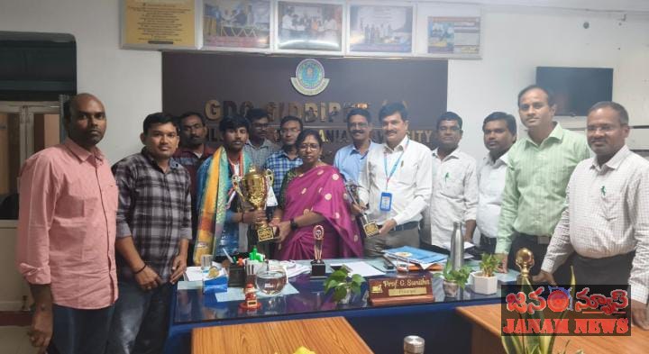 అంతర్జాతీయ రెజ్లింగ్‌లో సత్తా చాటిన విద్యార్థి – కళాశాల ప్రిన్సిపాల్‌ ఘన సన్మానం
