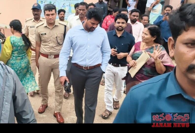 ఆర్నాబ్ తుఫాన్ పై కలెక్టర్, ఎస్పీ క్షేత్రస్థాయి పర్యటన గచ్చకాయల పొరలో ప్రజలకు అవగాహన, పునరావాస కేంద్రం పరిశీలన