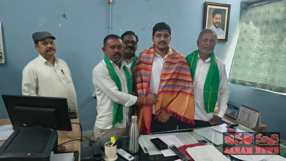 అదనపు ట్రైన్ కలెక్టర్ రోహిత్‌ను మర్యాదపూర్వకంగా కలిసిన రైతు రక్షణ సమితి అధ్యక్షుడు ఇంగెభాస్కర్