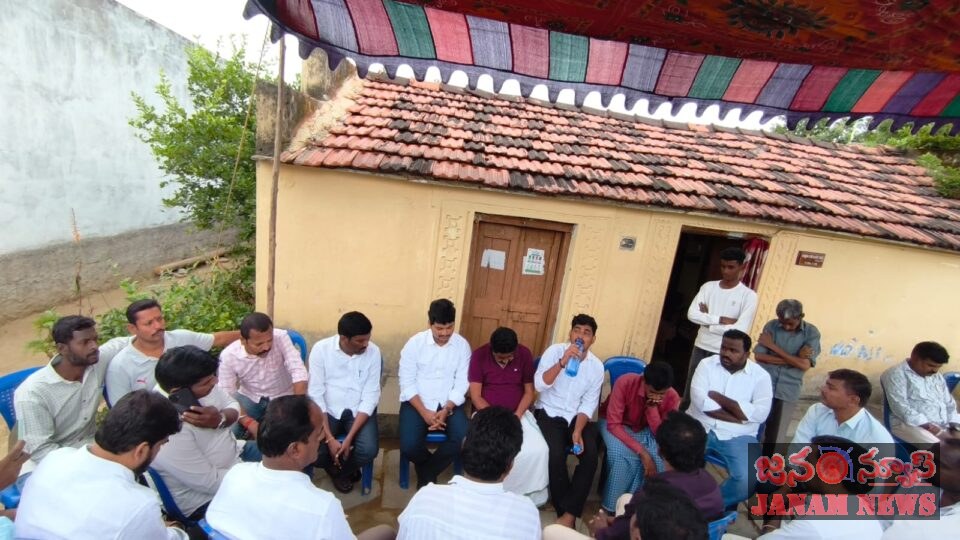 బావుపేట సర్పంచ్ భత్తిని రవీందర్ గౌడ్ కుటుంబాన్ని పరామర్శించిన కాంగ్రెస్ పార్టీ మండల ఇన్‌చార్జి పొన్నం అనూప్