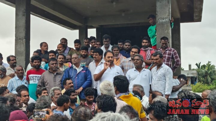 తుఫాను వేళ తడిసిన పంచెతో జనం మధ్య – ప్రజల గుండెల్లో నిలిచిన దాట్ల సుబ్బరాజు
