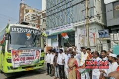 ఢిల్లీ ప్రజాస్వామ్య పరిరక్షణ మహా ర్యాలీకి బయలుదేరిన కాంగ్రెస్ శ్రేణులకు జెండా ఊపి ప్రారంభించిన బండి రమేష్