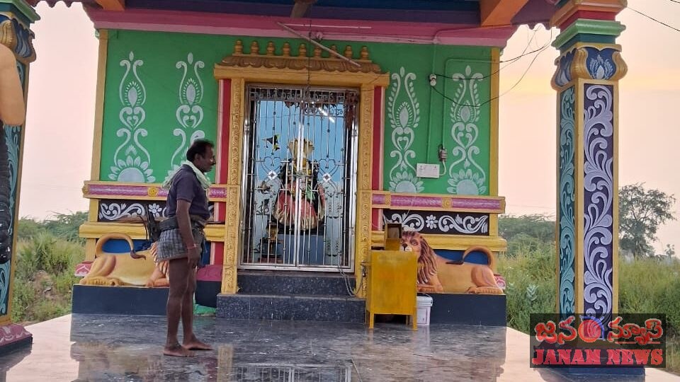 రేణుక ఎల్లమ్మ ఆలయంలో గంట చోరీ పోలీసులకు గ్రామస్తుల విజ్ఞప్తి