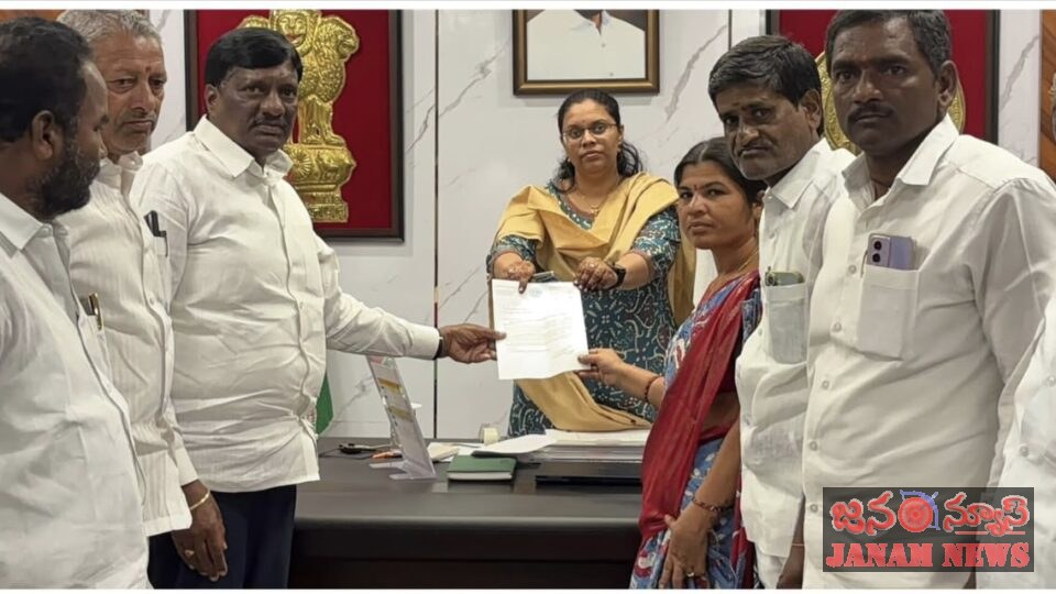 మహమ్మదాబాద్ మండలాన్ని కరువు మండలంగా ప్రకటించాలని కలెక్టర్‌కు వినతిపత్రం అందజేసిన పరిగి మాజీ ఎమ్మెల్యే కొప్పుల మహేష్ రెడ్డి *