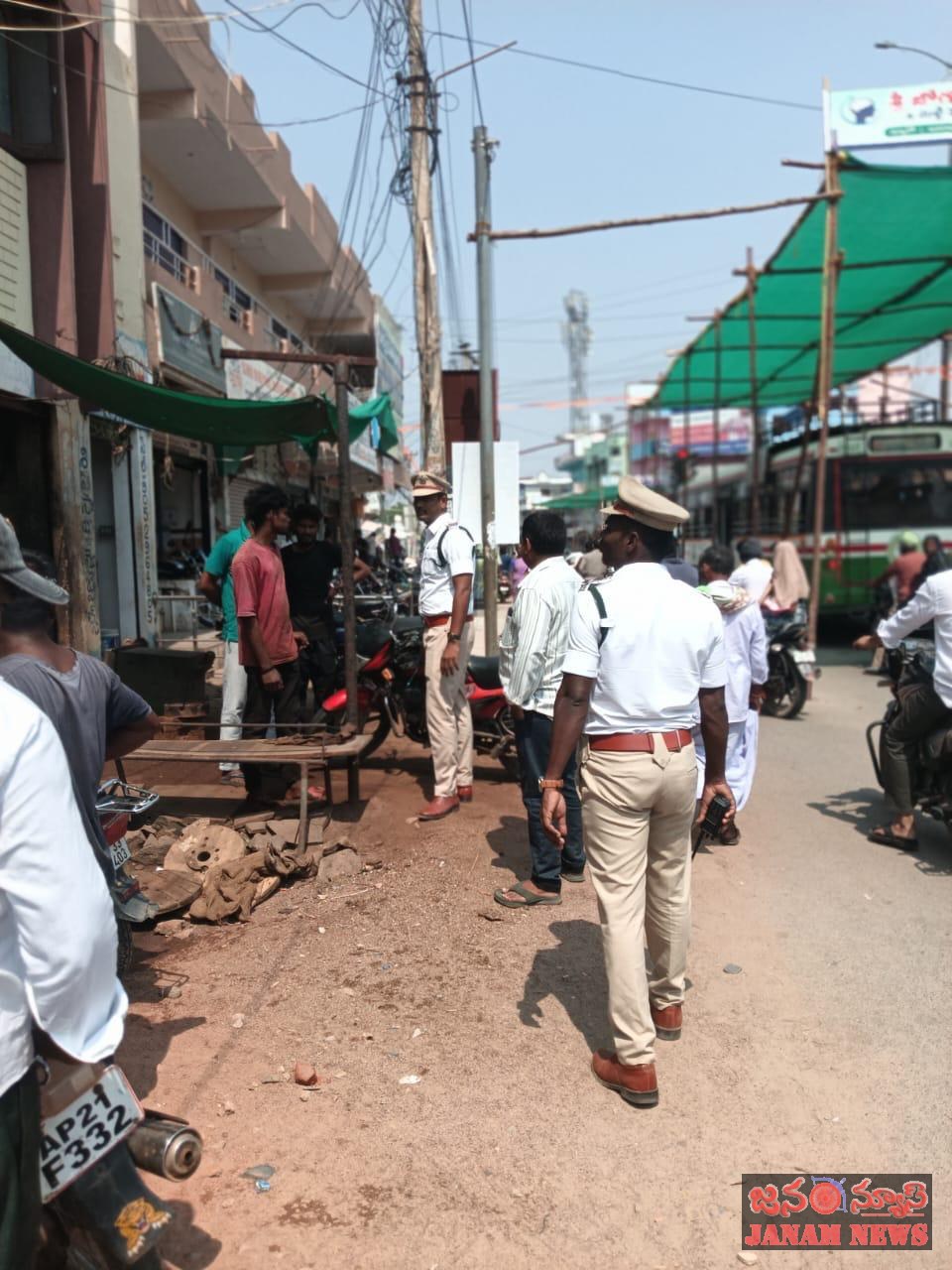 మున్సిపాలిటీ స్థలంలో అడ్డగోలుగా ఏర్పాటు చేసిన వాటిని ట్రాఫిక్ ఇన్స్పెక్టర్ విద్యాసాగర్ మరియు ట్రాఫిక్ ఎస్ఐ బాలచంద్రుడు – మున్సిపల్ అధికారుల సమక్షంలో మార్కింగ్