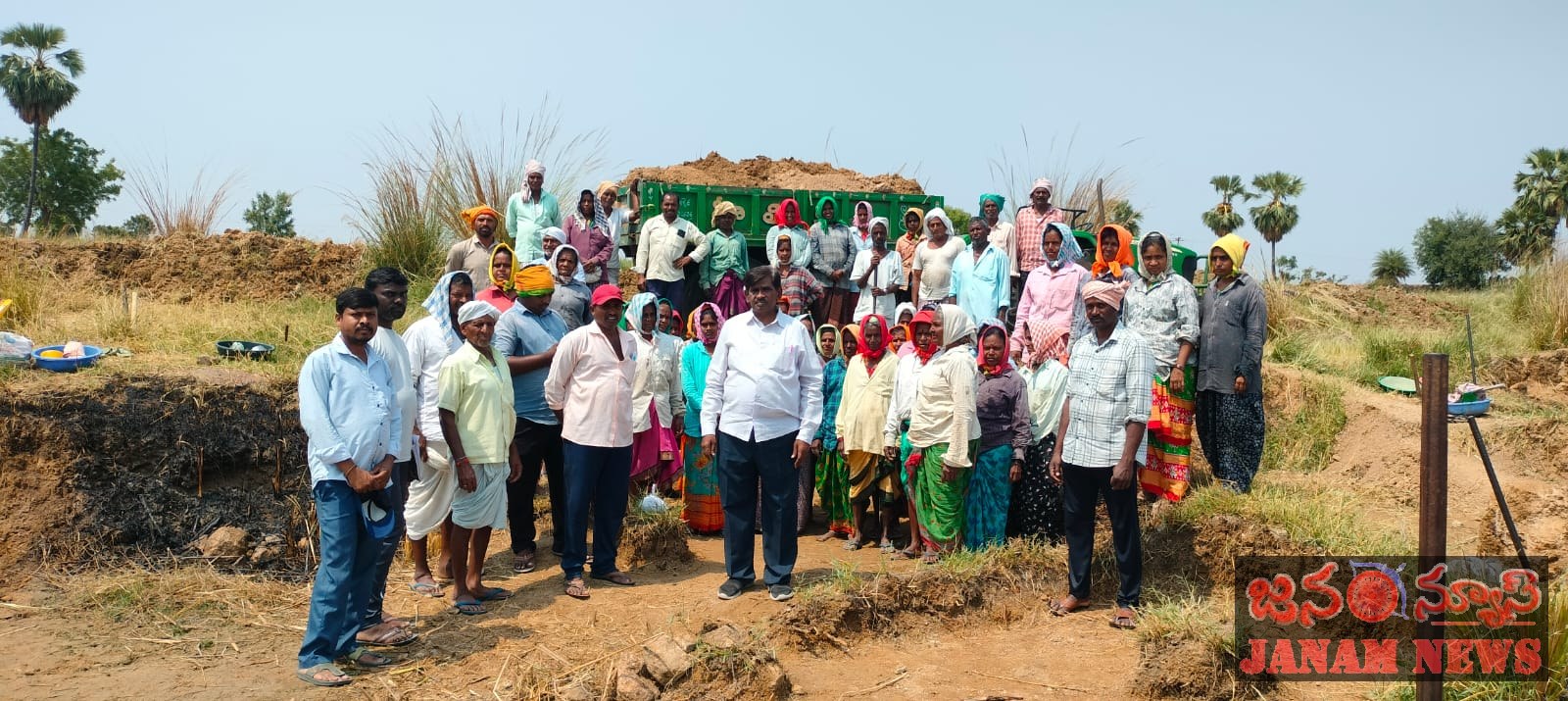 ఉపాధి హామీ పనులను పరిశీలించిన ఎంపీడీవో