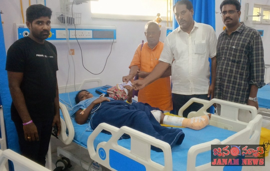 అయినవిల్లి: కిమ్స్ హాస్పిటల్ చికిత్స పొందుతున్న ఉపాదామి కూలీ బాగోగులు తెలుసుకున్న బాబి మాస్టారు