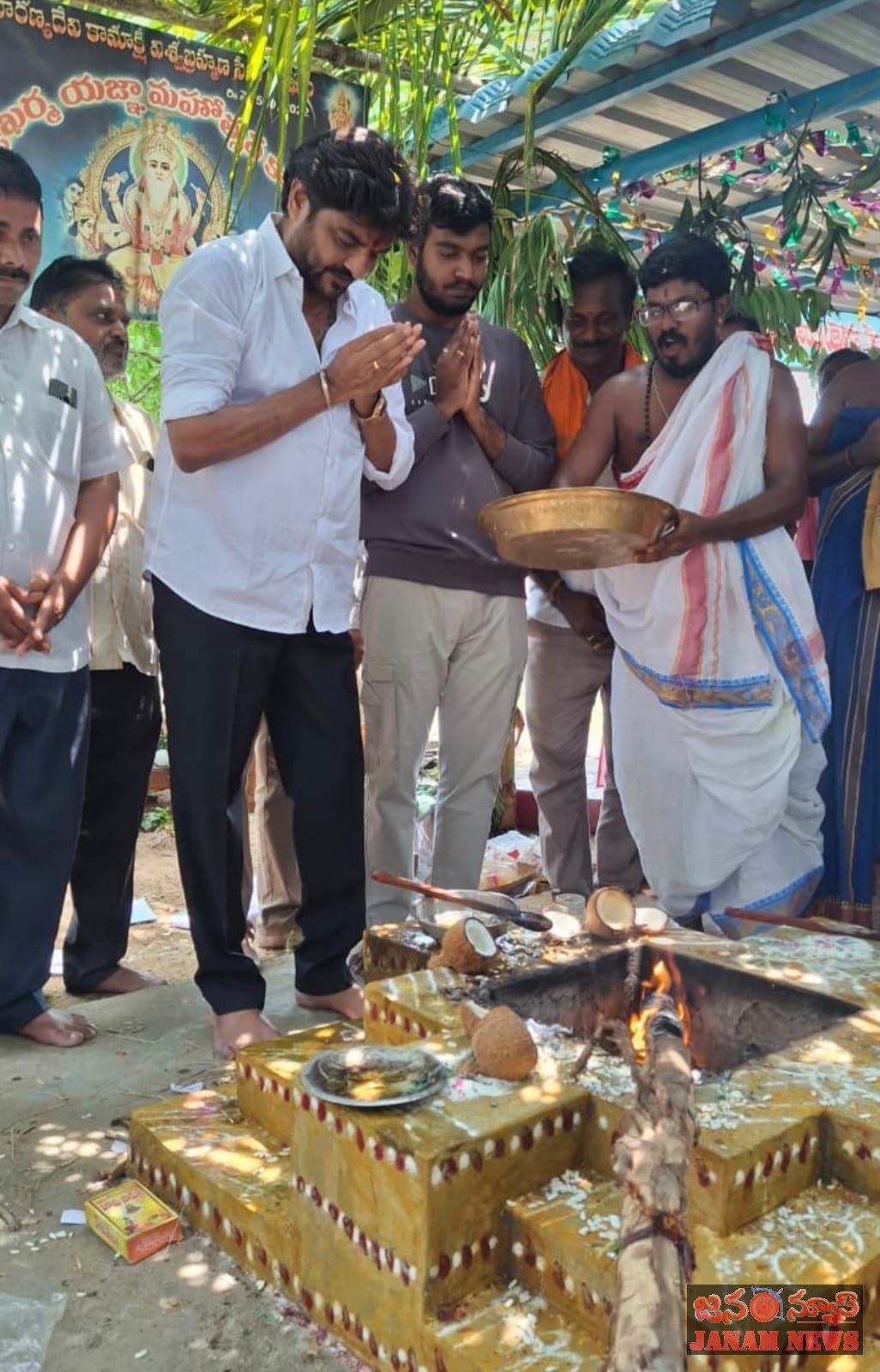 మార్టూరులో పోతులూరి వీరబ్రహ్మంస్వామివారిని దర్శించుకున్న ఎం వి ఆర్