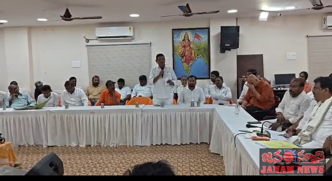 గీత కులాల రౌండ్ టేబుల్ సమావేశంలో *సంకల్పం  (తాటిచెట్టు కల్పవృక్షం)* పోస్టర్ని ఆవిష్కరించిన పివిఎన్ మాధవ్
