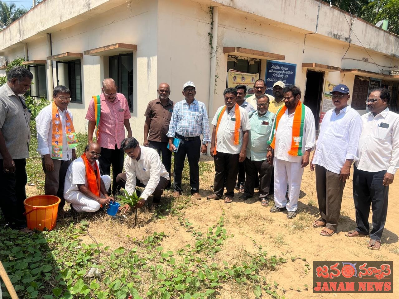 మామిడి కుదురు తాసిల్దార్ కార్యాలయంలో బిజెపి కార్యకర్తలు ఆధ్వర్యంలో ఎమ్మార్వో చే మొక్క నాటించినారు
