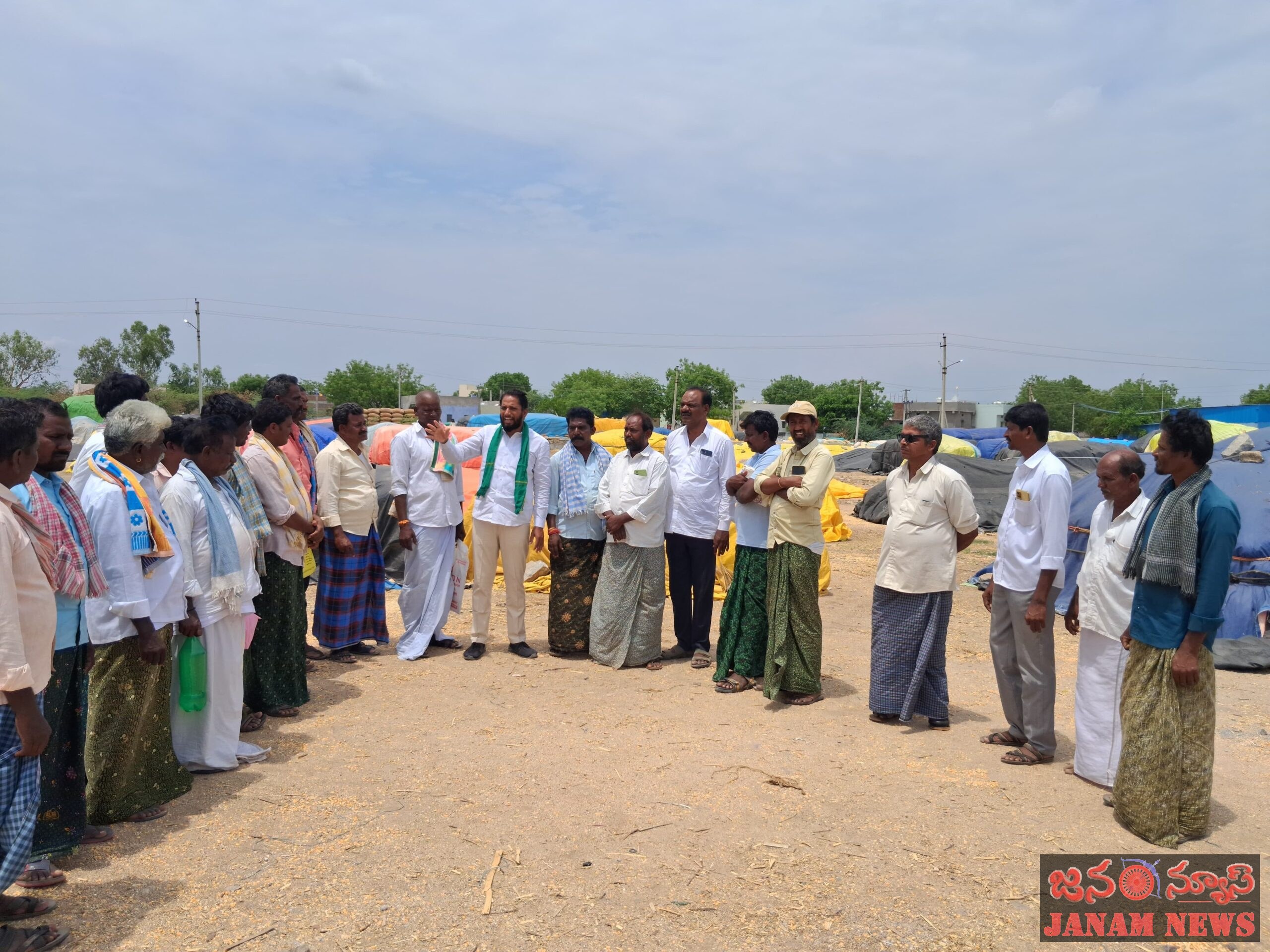 ఐజ మండల మార్కెట్ యార్డ్ రైతుల ప్రాణాలతో చెలగాటమాడుతున్న రేవంత్ రెడ్డి సర్కార్.