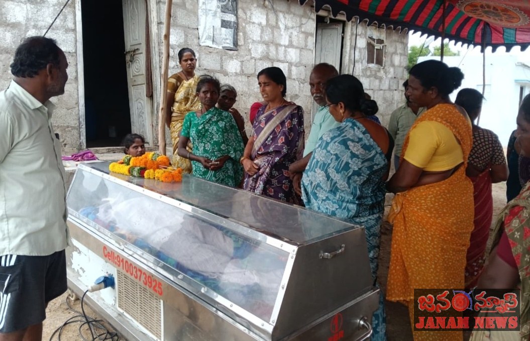 బాధిత కుటుంబాన్ని పరామర్శించిన మున్సిపల్ వైస్ చైర్మన్ సుమిత్ర ఎల్లారెడ్డి.