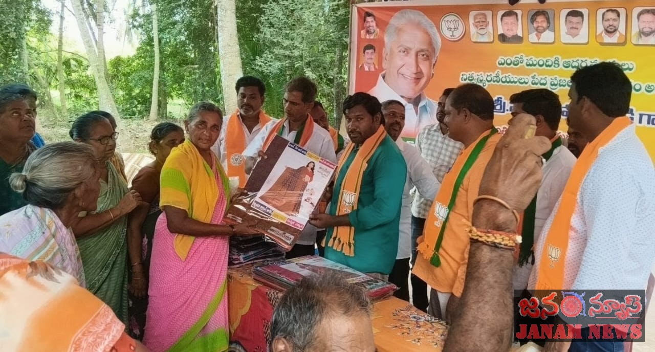 నల్లమిల్లి మూలారెడ్డి జయంతి సందర్భంగా వృద్ధునికి వస్త్రాల పంపిణీ