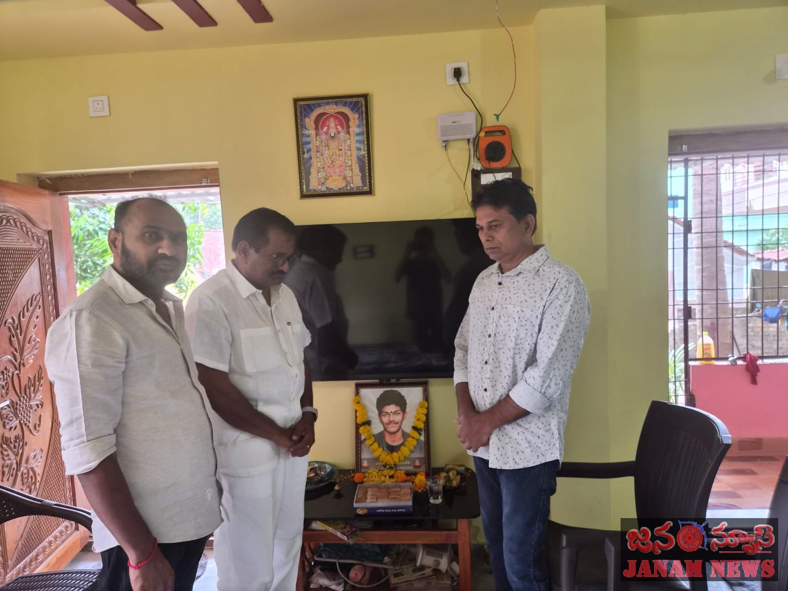 దొరబాబు కుటుంబ సభ్యుల ను పరామర్శించిన తెలుగుదేశం జిల్లా అధ్యక్షులు  గుత్తుల సాయి& నాయకులు