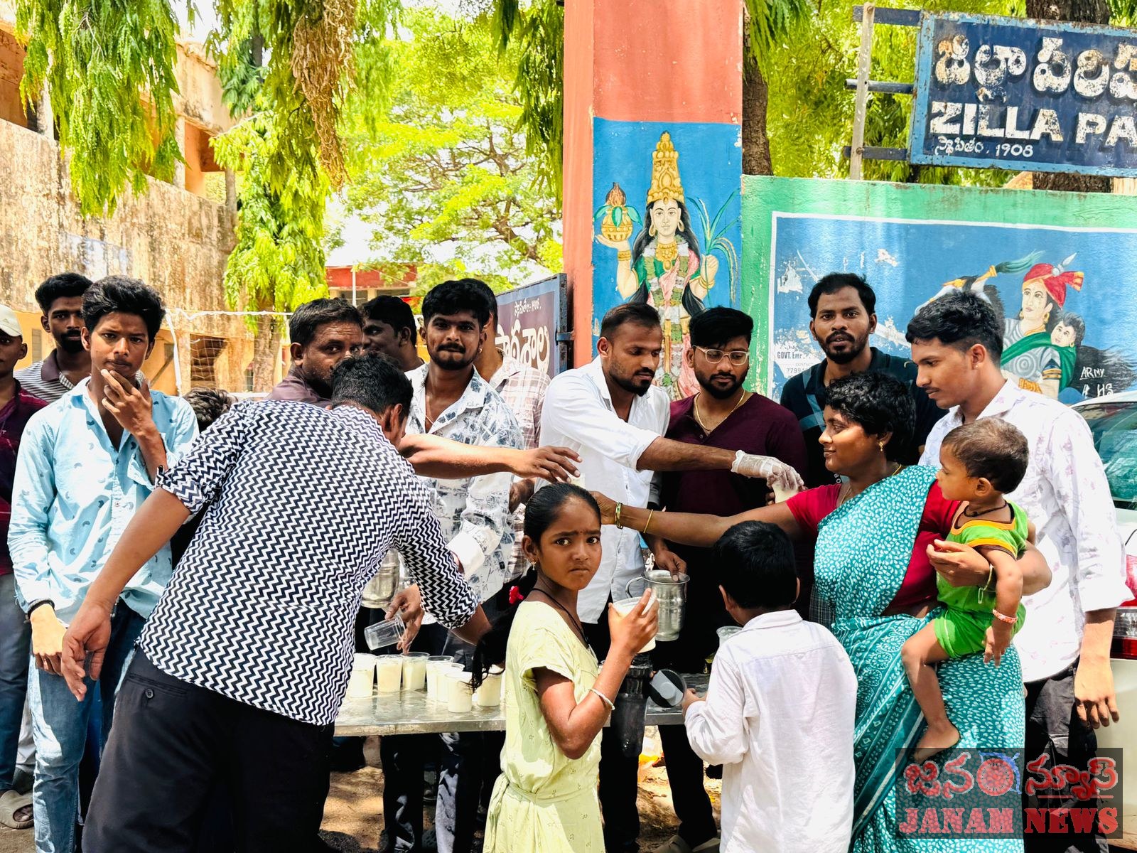 నందలూరు పేటగడ్డయూత్ అధ్యర్యం లో మజ్జిగ పాకెట్స్ పంపిణి
