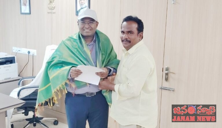 రైల్వే డిప్యూటీ జనరల్ మేనేజర్ ను మర్యాద పూర్వకంగా కలిసిన రాచూరి మురళి