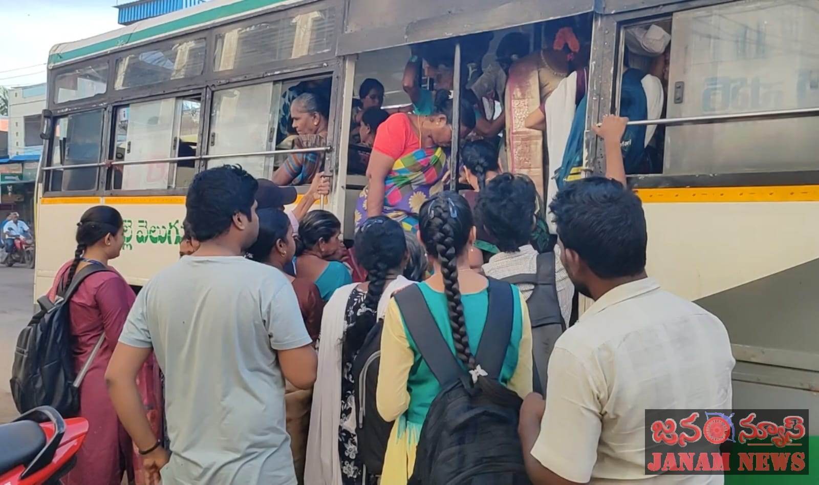 ఆర్టీసీలో వేలాడుతున్న ప్రయాణికులు