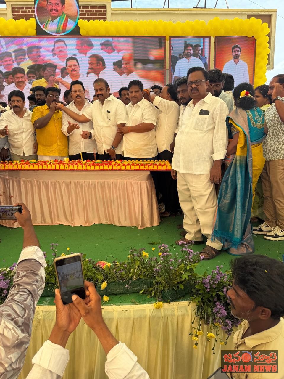 ఎమ్మెల్యే అయితాబత్తుల ఆనందరావుకు జన్మదిన శుభాకాంక్షలు తెలిపిన బిజెపి సీనియర్ నేతలు