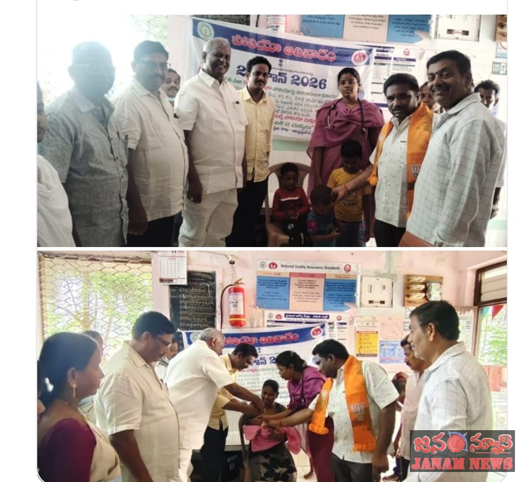 చిన్నారులకు పోలియో చుక్కలు వేసిన నాయకులు