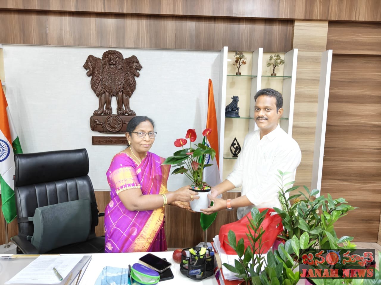 అమలాపురం ఆర్డిఓను మర్యాదపూర్వకంగా కలిసిన తాసిల్దార్ రవికిరణ్