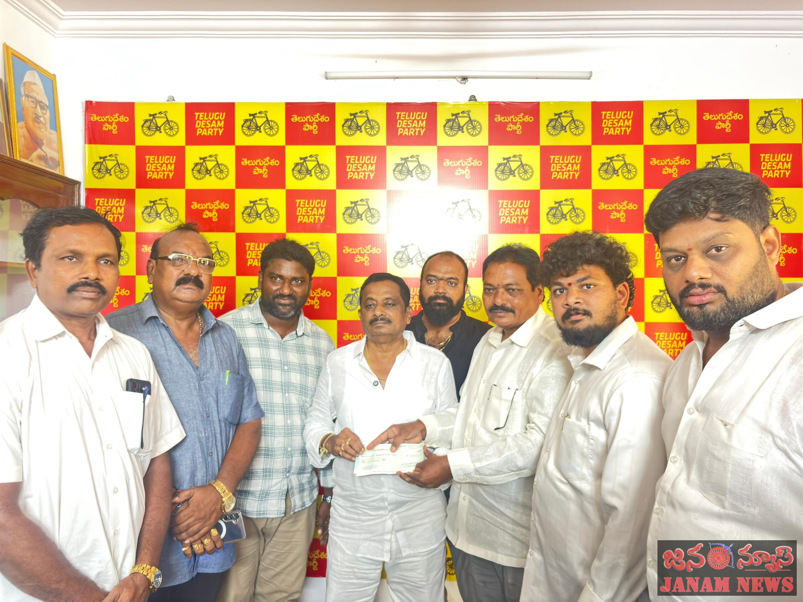 ద్రాక్షారామం అగ్ని ప్రమాద బాధితులకు అండగా ఏఎంసీ చైర్మన్ అక్కల రిశ్వంత్ రాయ్, డైరెక్టర్లు