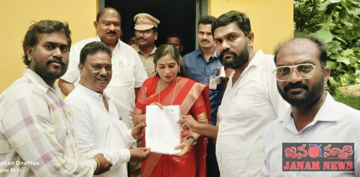 హోమ్ మంత్రి అనితకు ఎన్టీఆర్ వ్యవసాయ కమిటీ ఔట్సోర్సింగ్ ఉద్యోగులు వినతిపత్రం
