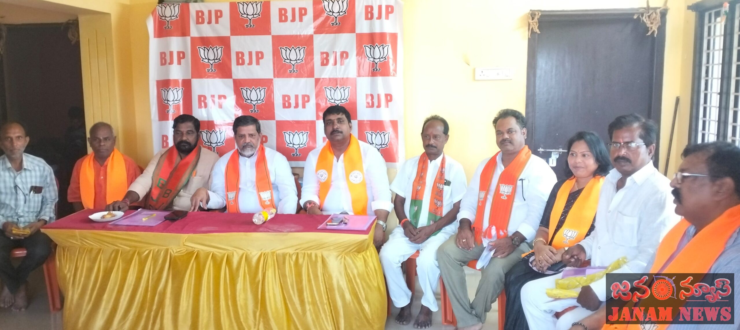 జిల్లా బీజేపీ కార్యాలయంలో మీడియా సమావేశం
