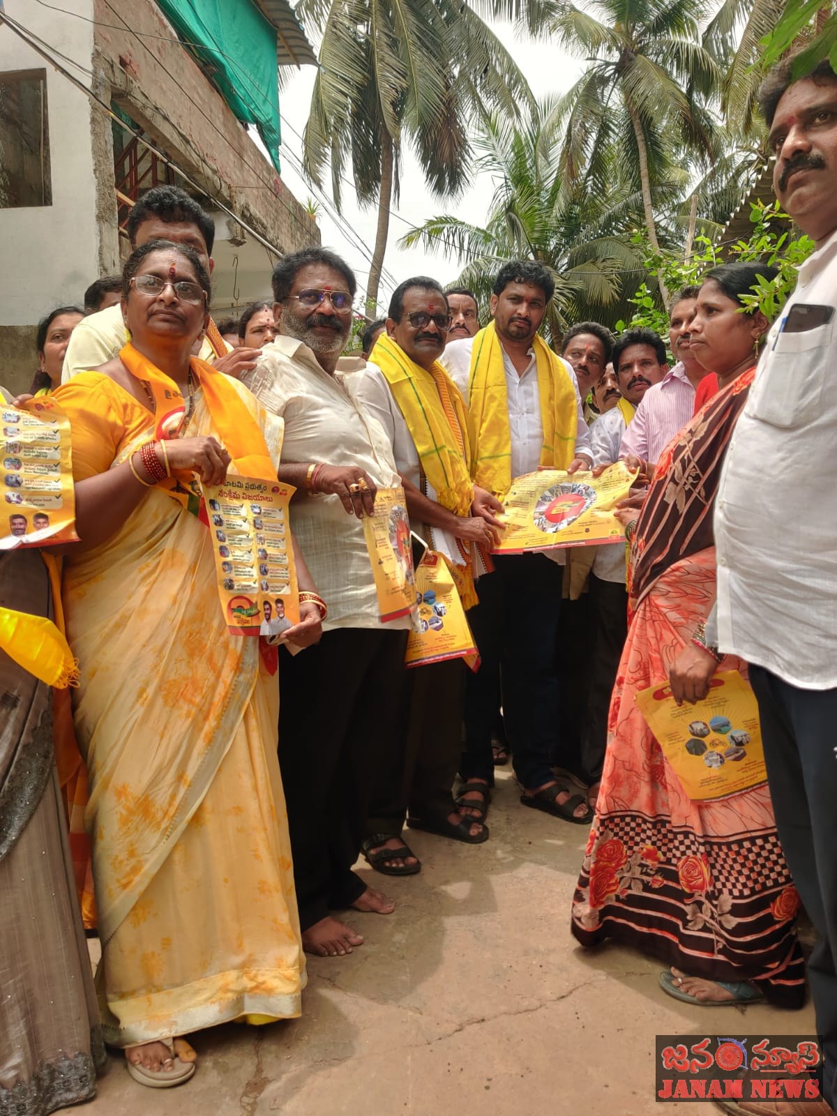 ఇంటింటికి తెలుగుదేశం కార్యక్రమంలో భాగంగా కరపత్రాల పంపిణీ