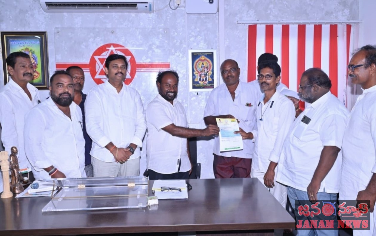సీఎం రిలీఫ్ ఫండ్ చెక్కులపంపిణీ చేసిన జనసేన ఇన్చార్జ్ రామ్ కి