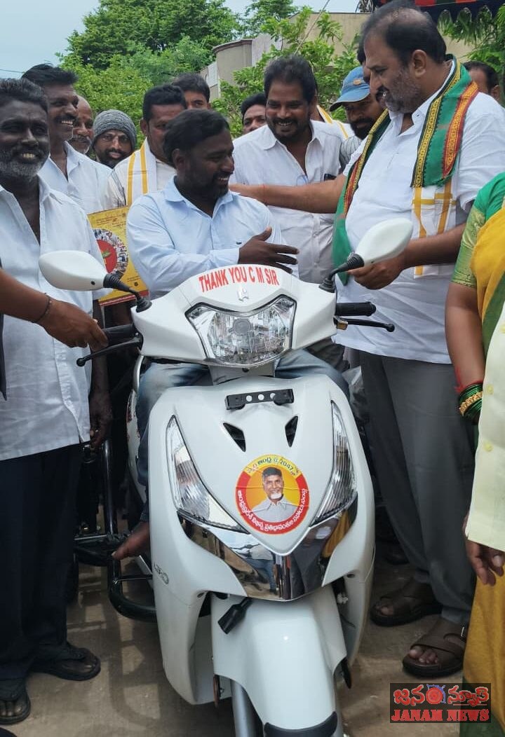 దివ్యాంగులకు ప్రత్యేక మోటారు వాహనాల పంపిణీ