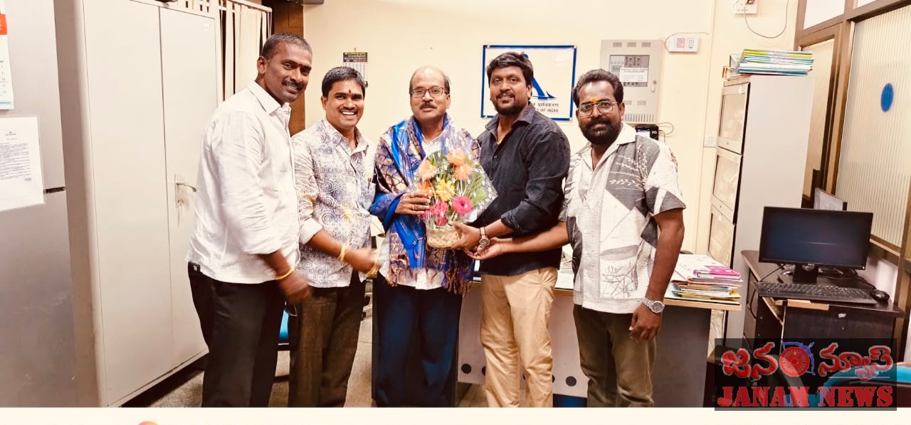రాజమండ్రి విమానాశ్రయంలో పూసర్ల శివప్రసాద్ కు ఆర్య సంఘం సభ్యులు చిరు సత్కారం