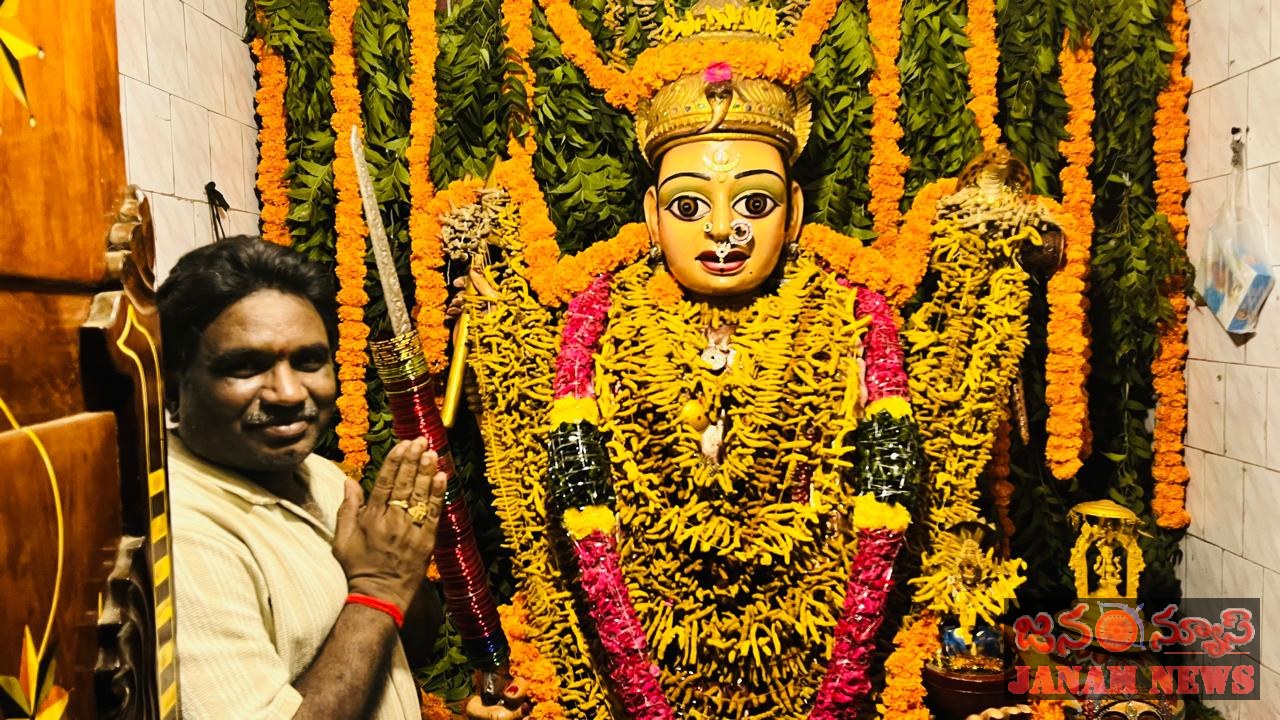 ఆషాడ శుక్రవారం మావుళ్ళమ్మకి విశేషాలంకరణ