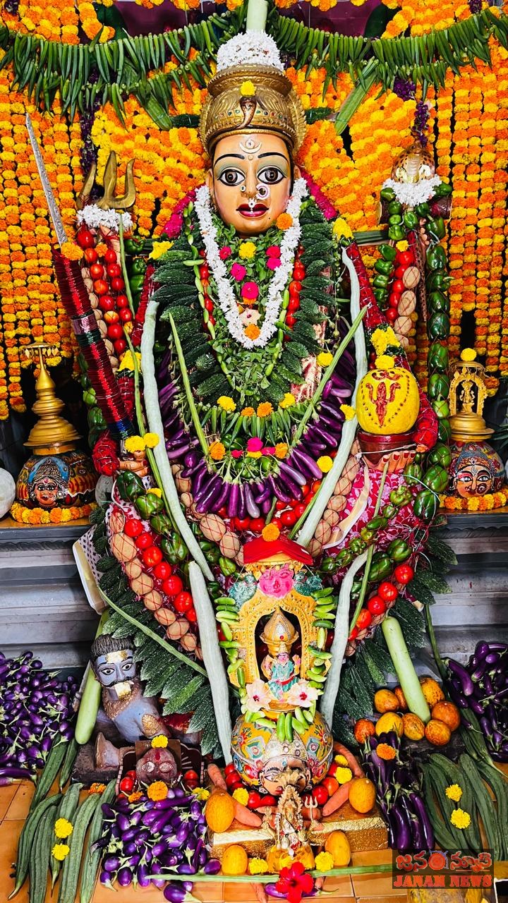 ఆషాడ అమావాస్యనాడు శాకంబరీ దేవిగా మావుళ్ళమ్మ అమ్మవారు