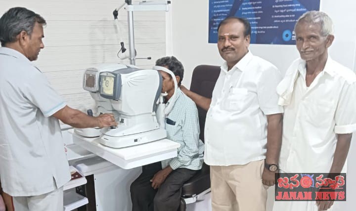 ఉచిత కంటి పరీక్షలు చేయించిన తల్లి దివ్యాంగుల సేవాసమితి అధ్యక్షులు శంకర్