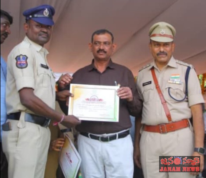విధి నిర్వహణలో సేవలకు ప్రశంస.కానిస్టేబుల్‌ శ్రీనివాస్‌కు ప్రశంస పత్రం
