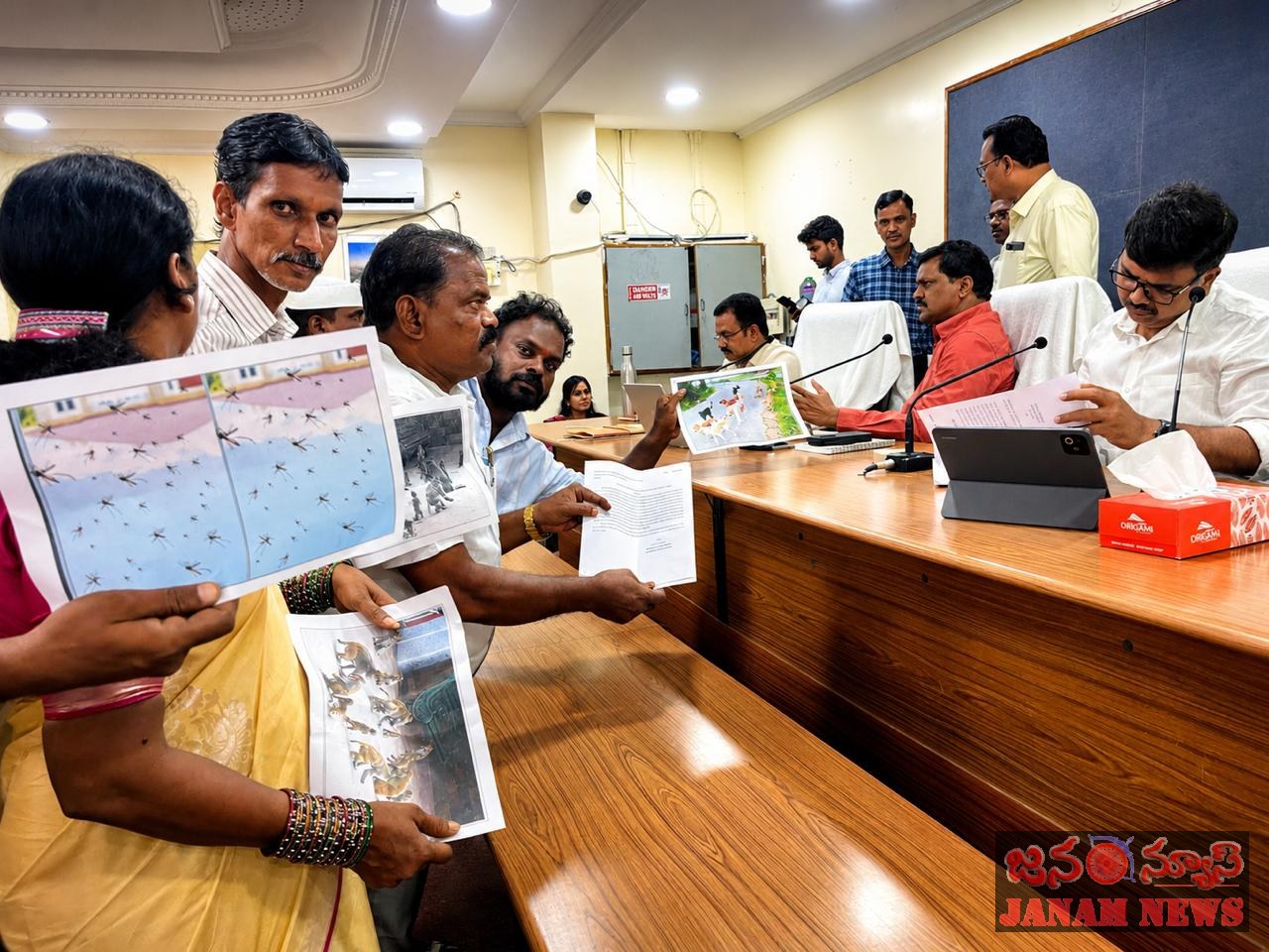 నందికొండ మున్సిపాలిటీ సమస్యలపై ప్రజావాణి (గ్రీవెన్స్ డే) లో నల్లగొండ జిల్లా కలెక్టర్ కు బిఆర్ఎస్ నేతల వినతి పత్రం