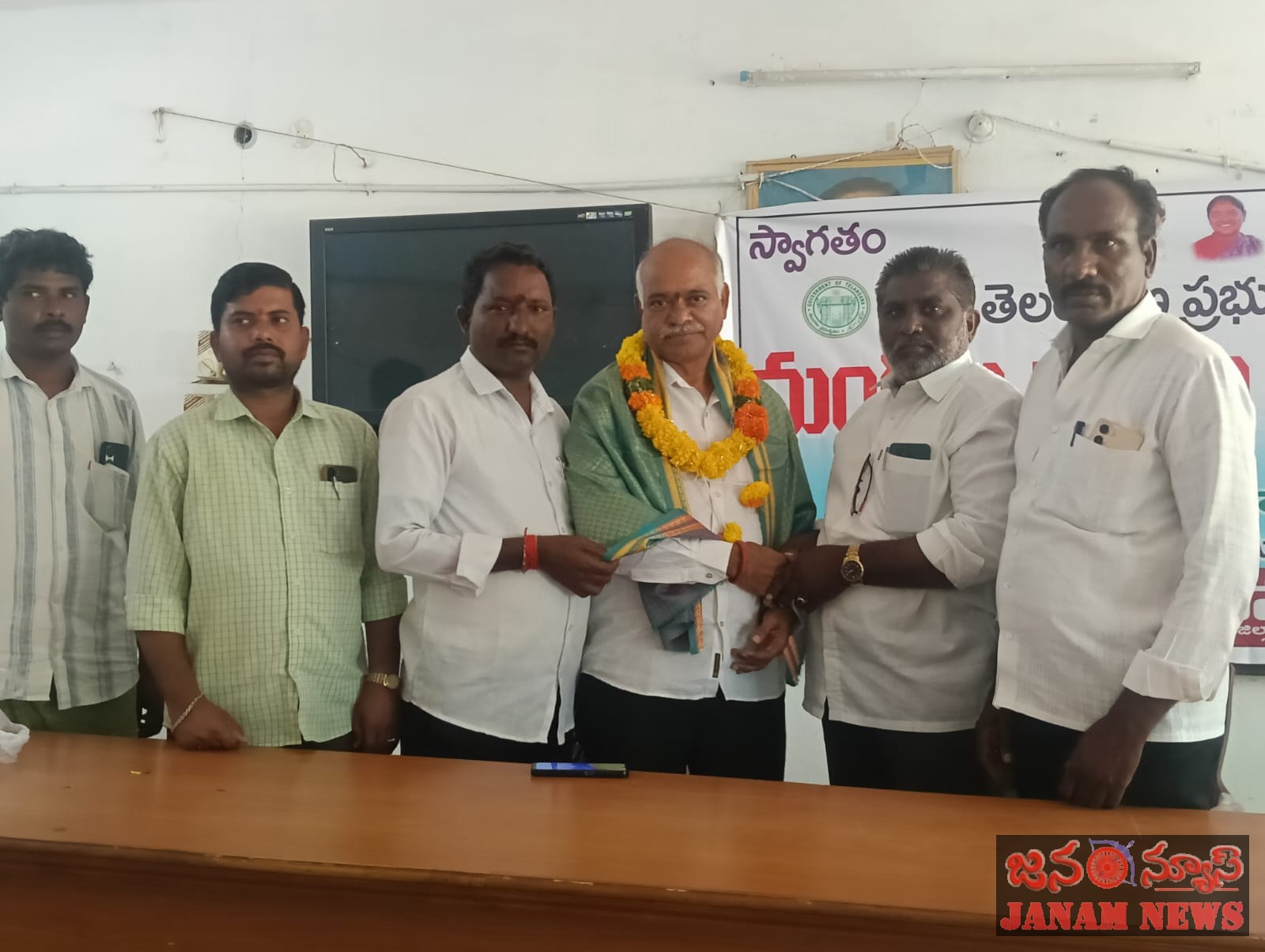 ఎంపీడీవో భాస్కర్ యాదవ్, కు సన్మానం