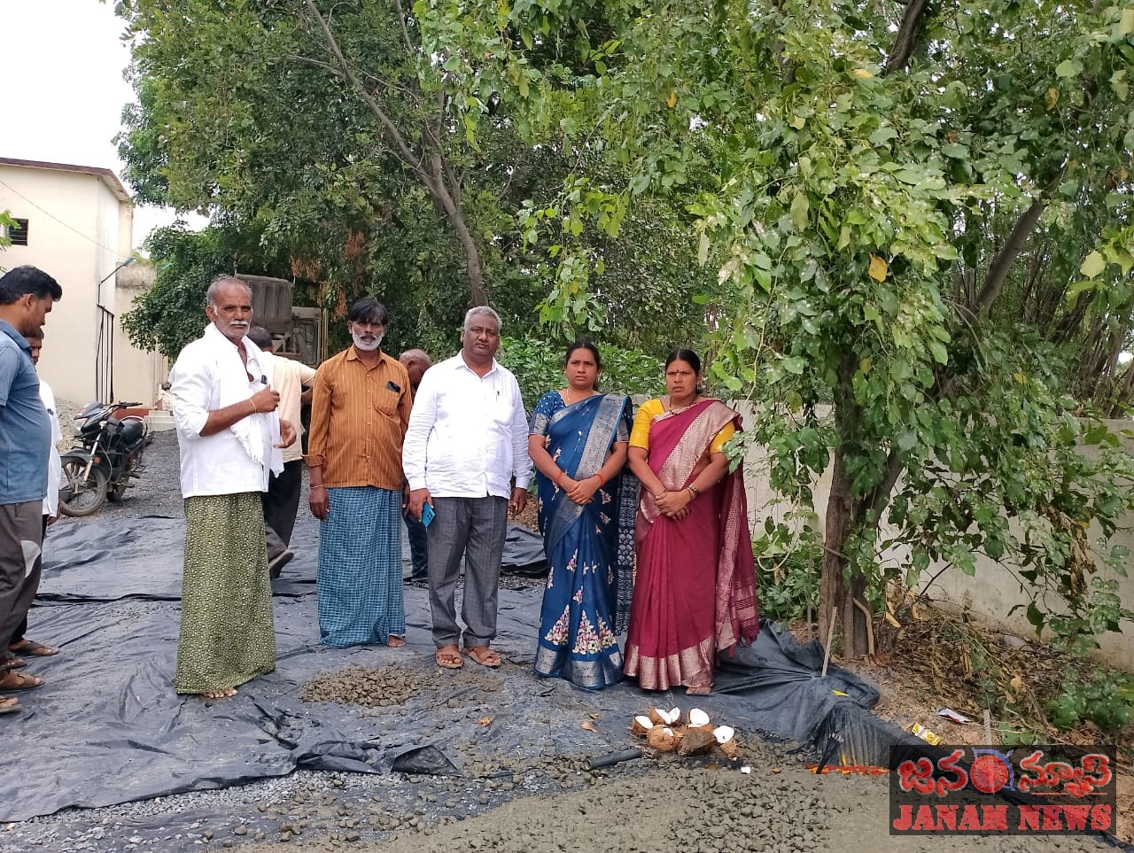 తర్లుపాడులో మండల పరిషత్ కార్యాలయం వద్ద సీసీ రోడ్డుకు శంకుస్థాపన.