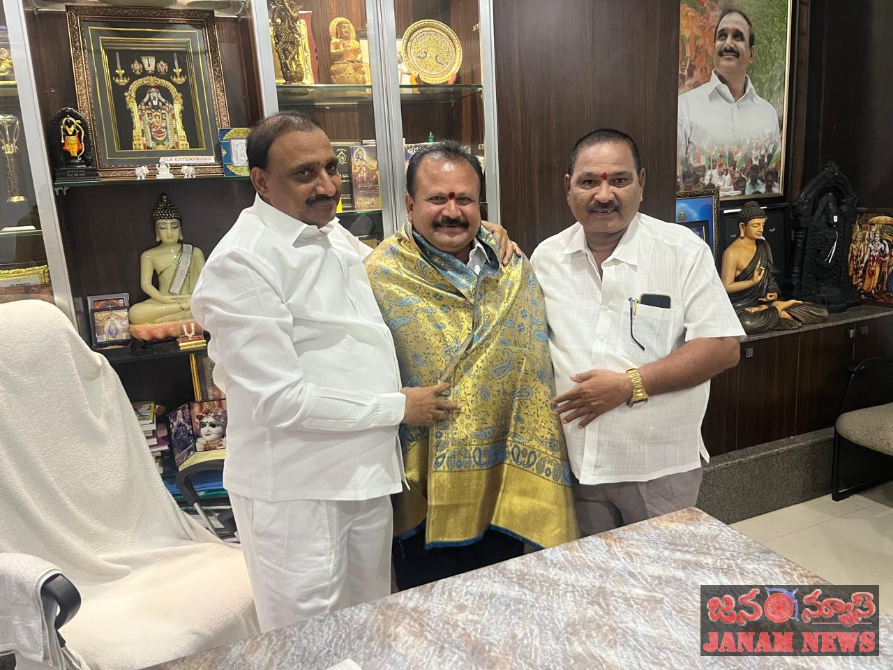 అమెరికా పర్యటనకు బయలుదేరుతున్న జి. నర్సింగరావు దంపతులకు ఎమ్మెల్యే అరికెపూడి గాంధీ ఆశీస్సులు