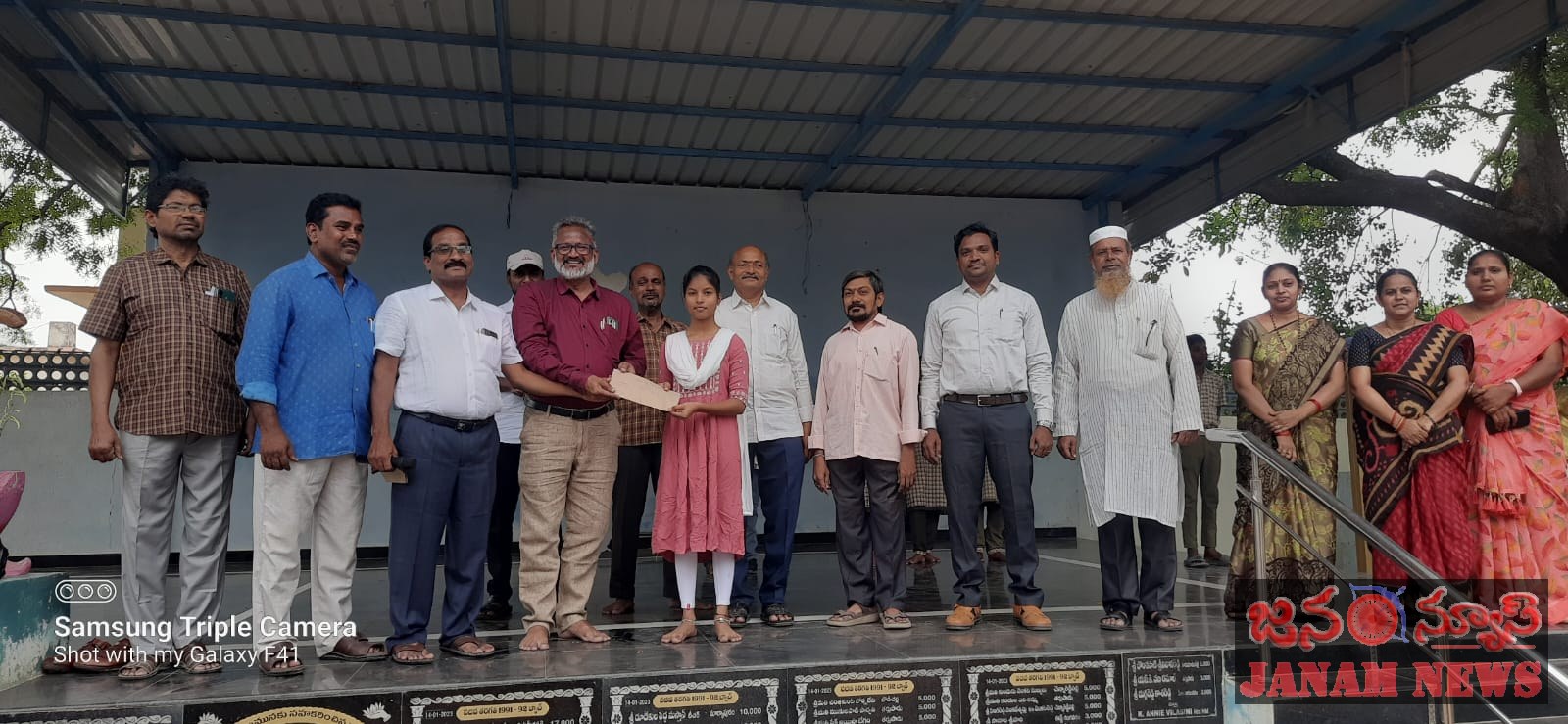 ఉన్నత పాఠశాల తర్లుపాడు విద్యార్థులకు నగదు ప్రోత్సాహక బహుమతుల పంపిణీ.