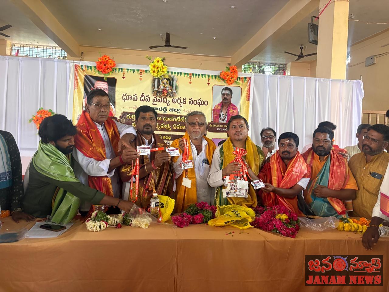 శ్రావణమాసంలో ప్రతి సోమవారం సాయంత్రం ఐదు గంటల నుండి పల్లకి సేవ కార్యక్రమం