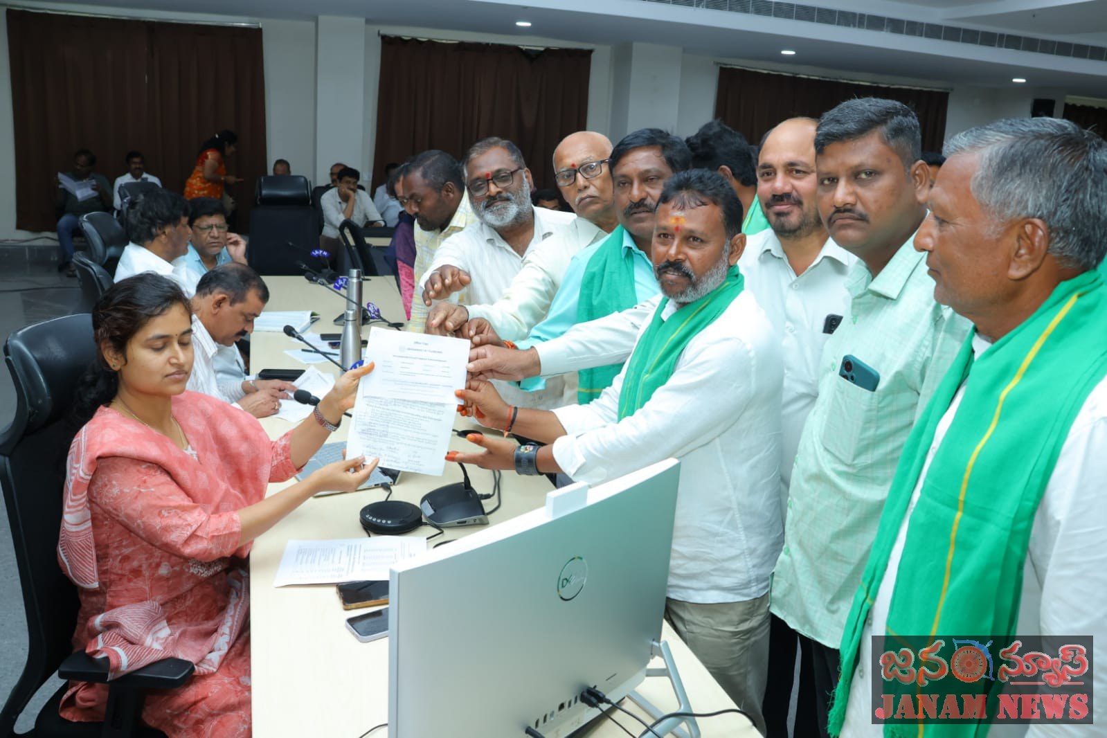 రైతు బీమా కొనసాగింపుపై కలెక్టర్‌కు వినతి