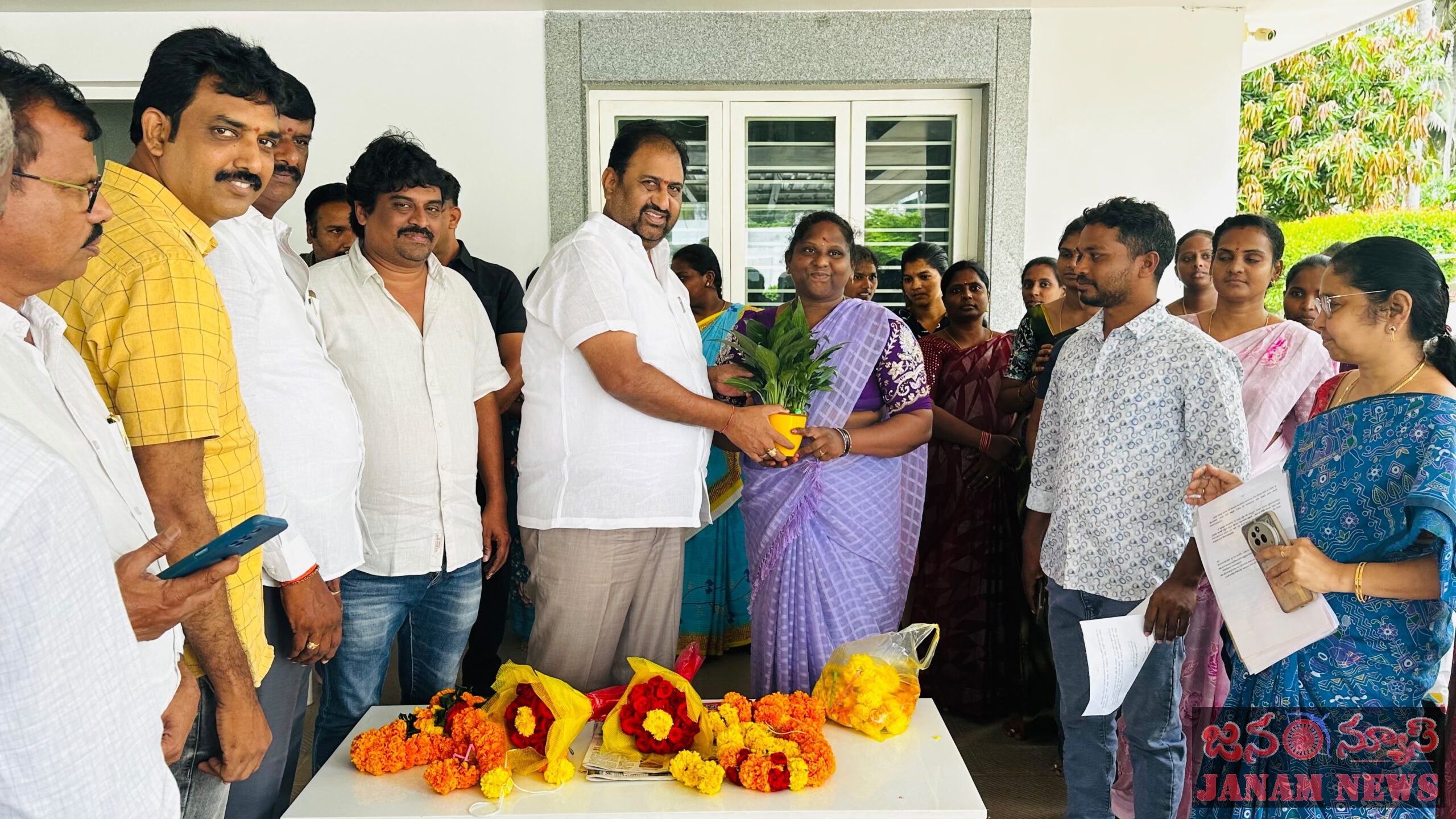 ఎంపికైన అంగన్వాడీ అభ్యర్థులు దాట్ల సుబ్బరాజును కలిశారు