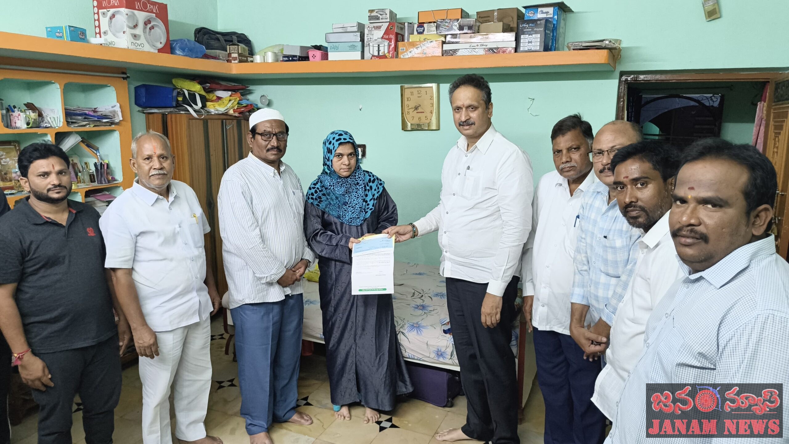​మాజీ ఏజీపీ షేక్ మహమ్మద్ అలీ సతీమణికి ₹70,000 సీఎంఆర్‌ఎఫ్ చెక్కు అందజేత