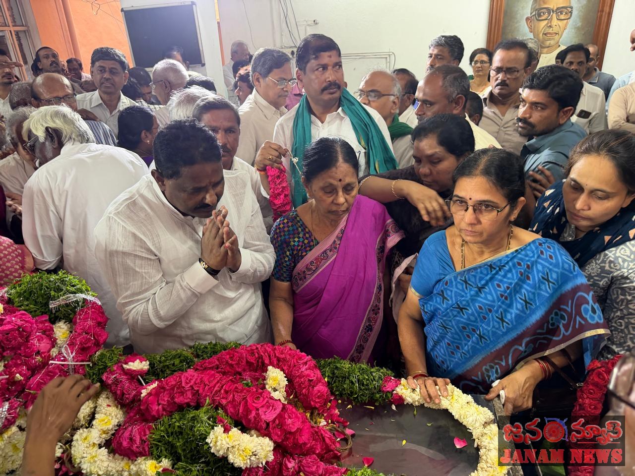 సారంపల్లి మల్లారెడ్డి కి నివాళి అర్పించిన ఎమ్మెల్యే దొంతి మాధవరెడ్డి