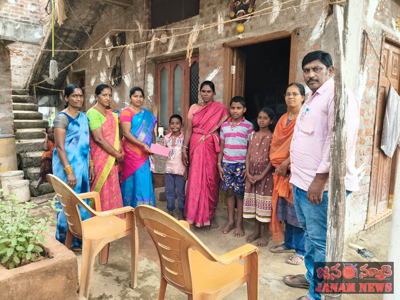 5.రాజు కుటుంబానికి రూ.4 వేల ఆర్థిక సాయం అందజేసిన బీసీ కాలనీ పాఠశాల సిబ్బంది