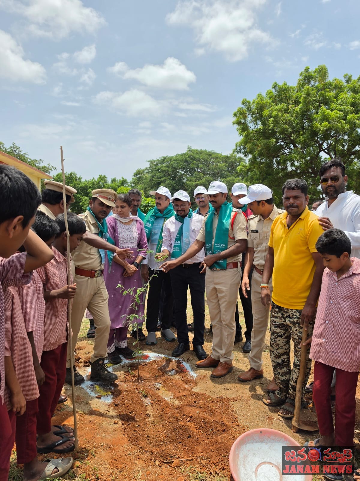 చెట్టును నాటుదాం – భావితరాలకు పచ్చని భవిష్యత్తును కానుకగా ఇద్దాం-ఎఫ్ డి ఓ సంగీత