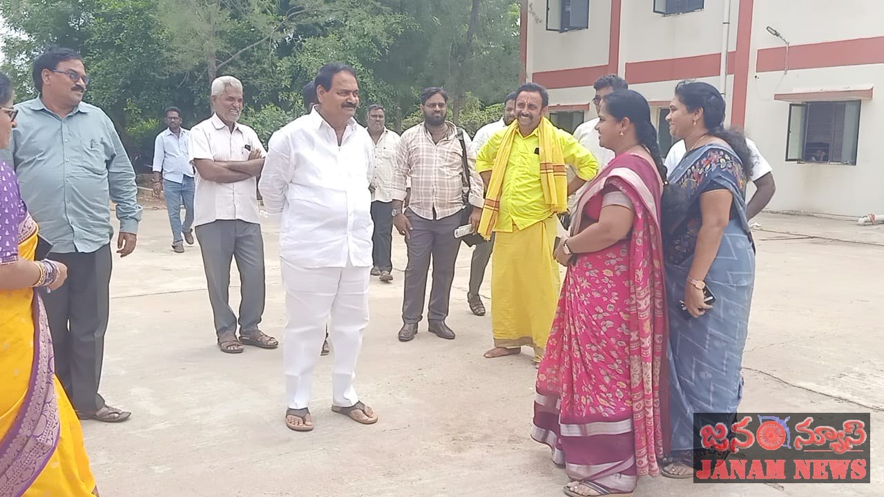ఎంపీమేడారఘునాథ్‌రెడ్డి నిధులు తో బాలికల భద్రత సోలా పెన్సింగ్ ఏర్పాటు.
