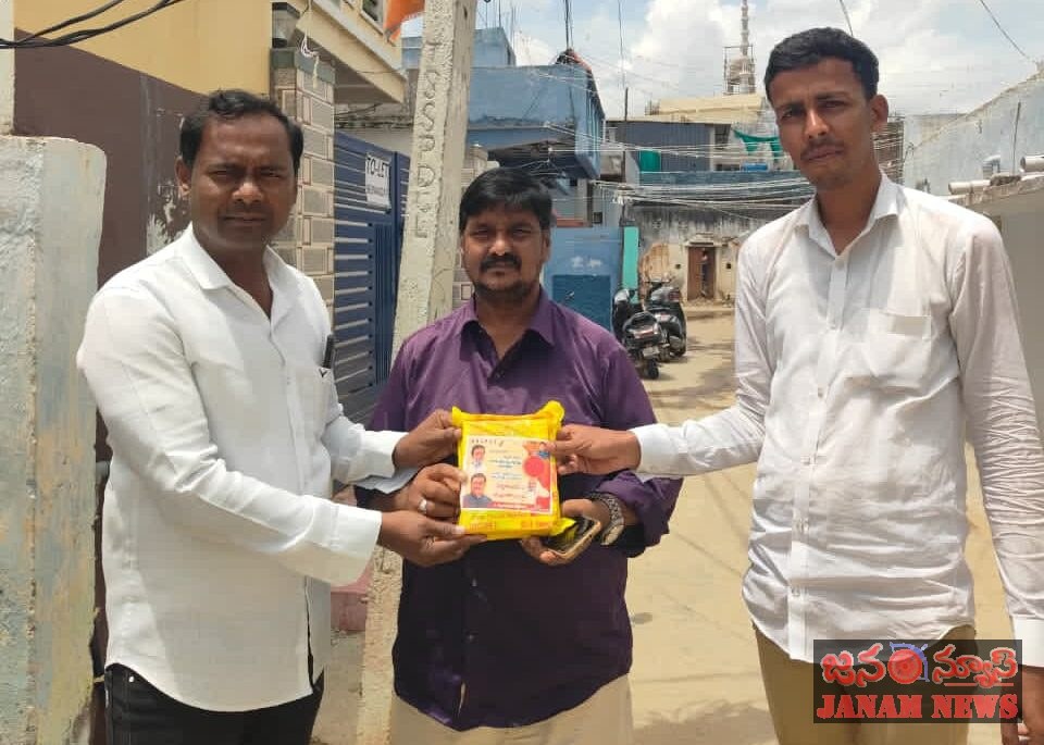 ఈరోజు అందోల్ జోగిపేట మున్సిపల్ పరిధిలో ఉన్న 15 వ వార్డు ఆడపడుచులకు రాఖీ పౌర్ణమి పండగ శుభాకాంక్షలు తెలిపిన చోటు ఖాన్