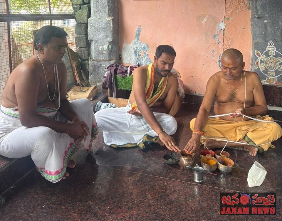 శ్రీ మత్స్యగిరి స్వామి దేవాల యంలో సామూహిక యజ్ఞోపవీత ధారణ.